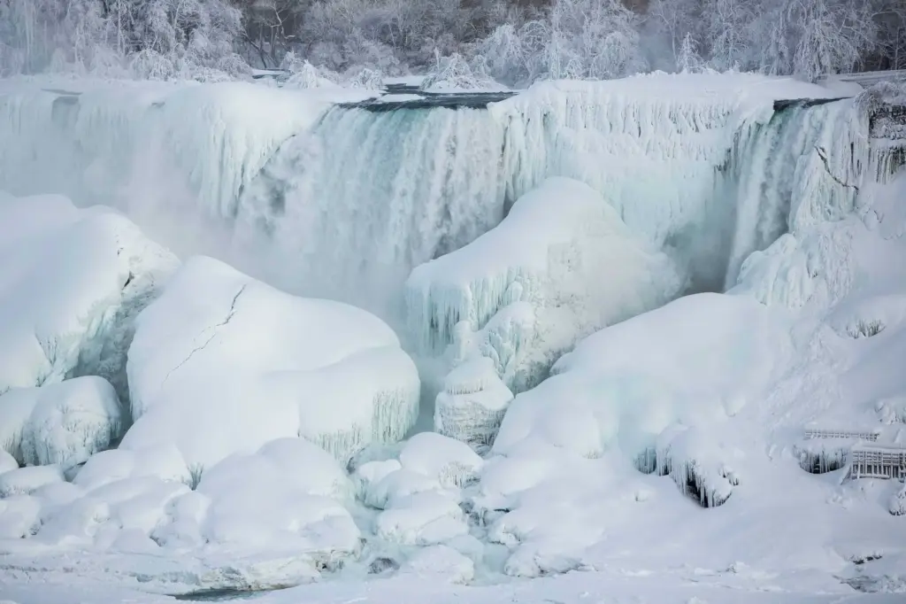 niagara-falls-frozen-72.webp