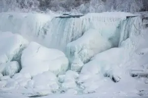 niagara-falls-frozen-72.webp