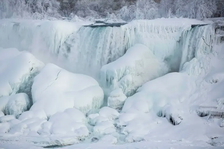 frozen-niagara-falls-57.webp