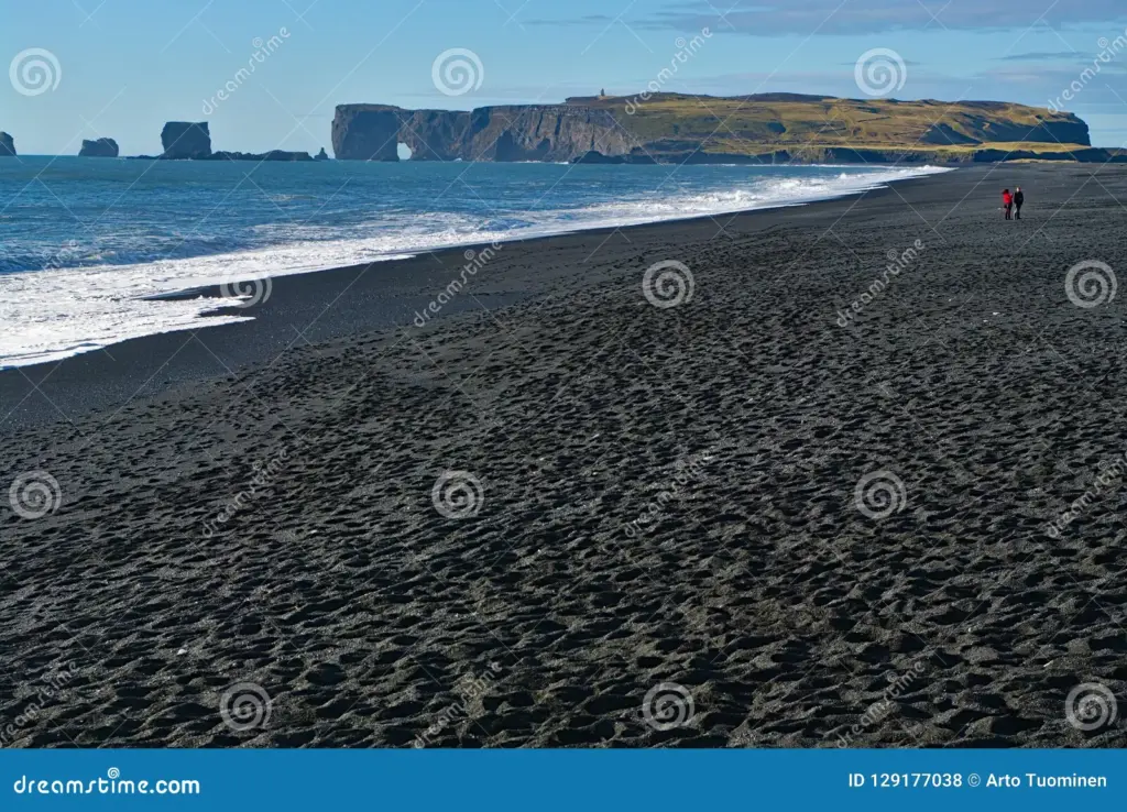iceland-reynisfjara-black-sand-beach-505.webp