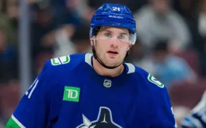 Hoglander traded to Predators by Canucks for draft pick